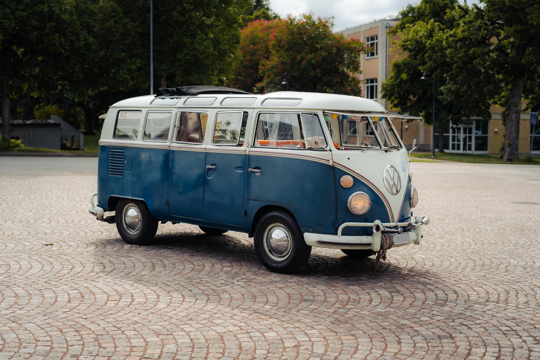 Aussenfoto 1964 Volkswagen Kleinbus Transporter 1500 Deluxe “21-fönsters Samba”