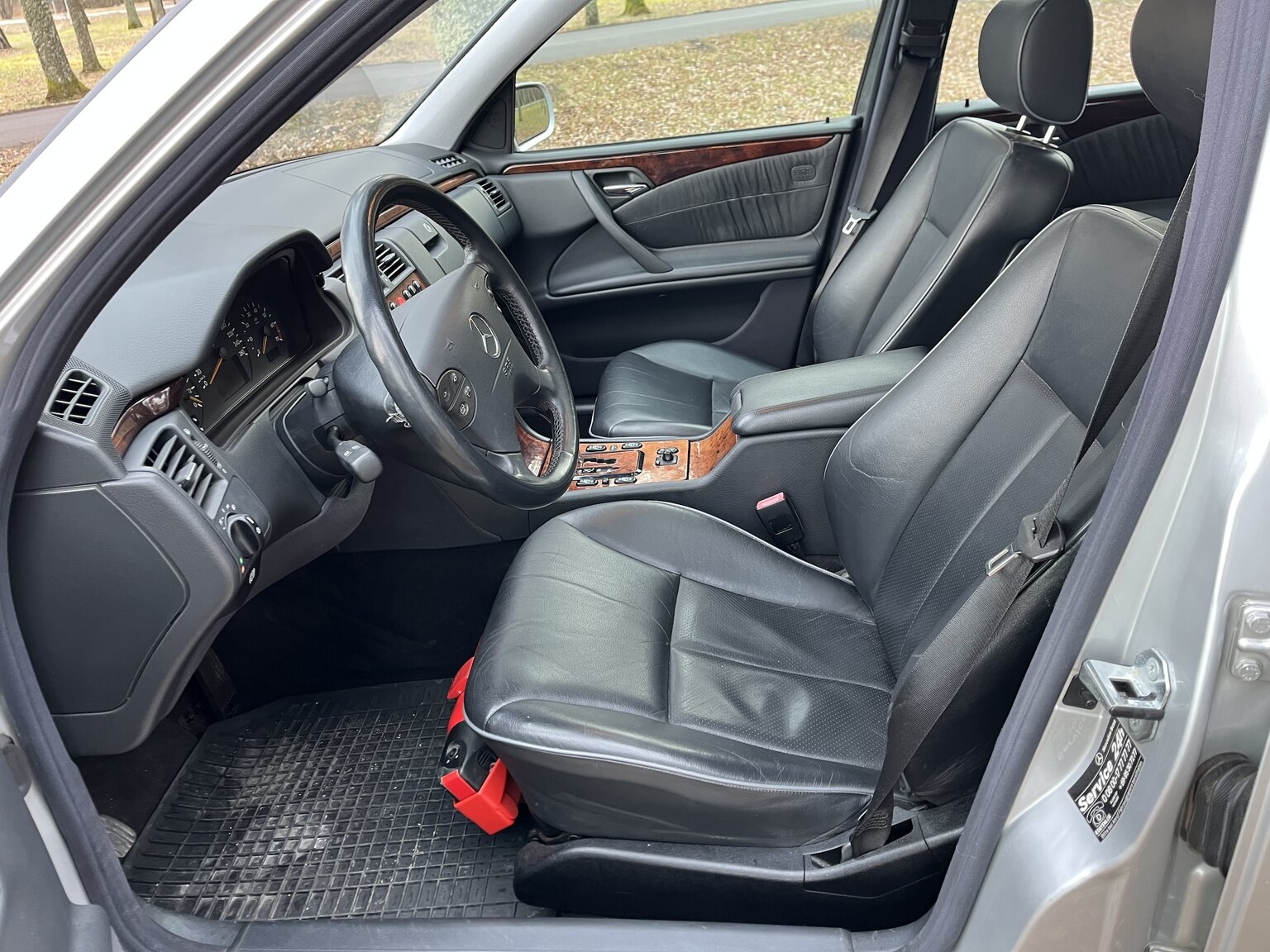 Innenraumfoto von 1999 Mercedes-Benz E320 T Automat