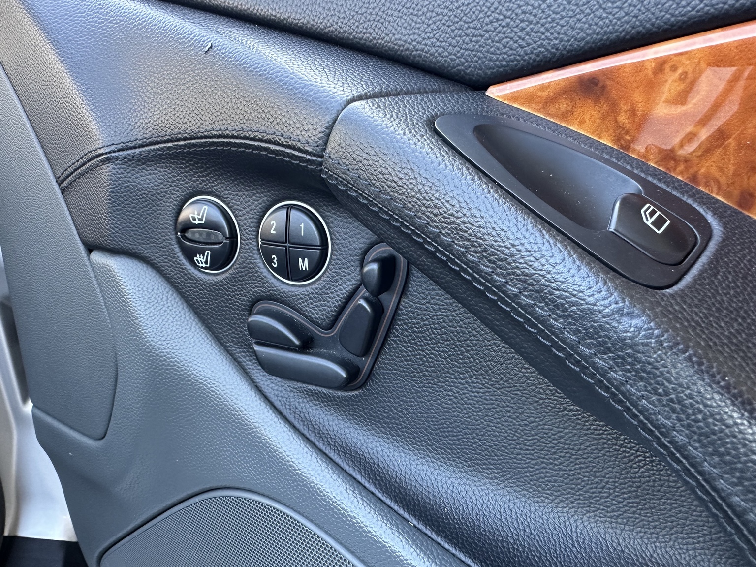 Interior image of 2002 Mercedes SL 500 (33)