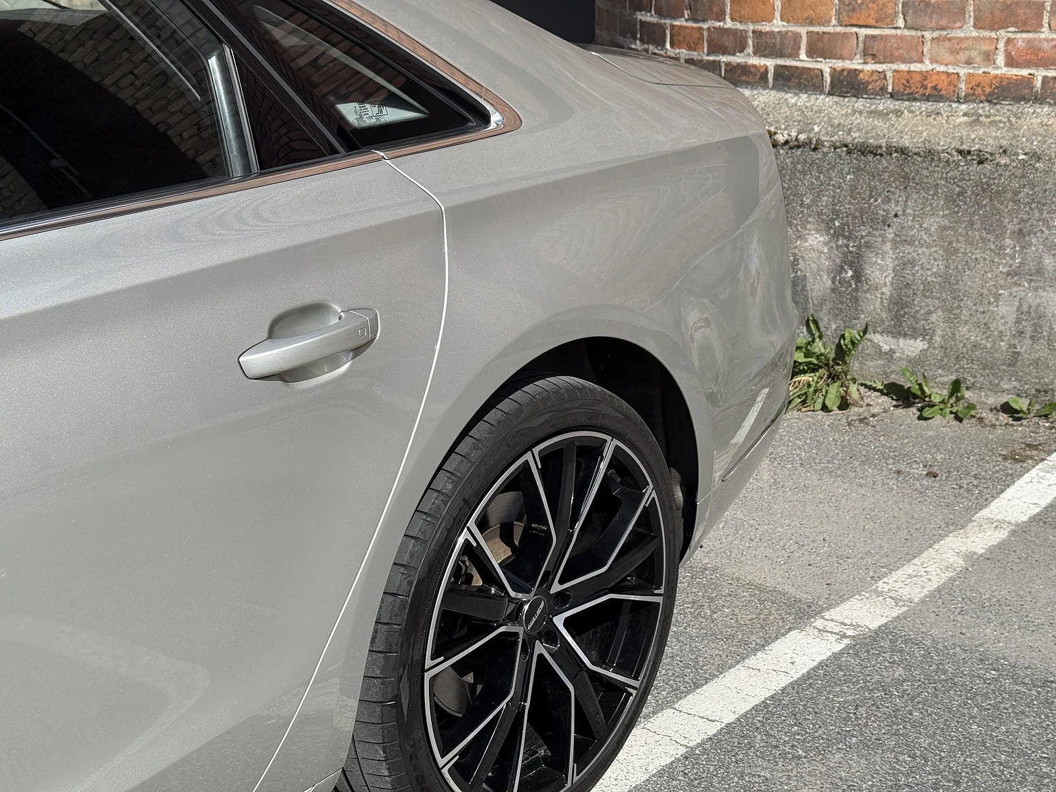 Exterior image of 2014 Audi A8 4.0 TFSI (26)