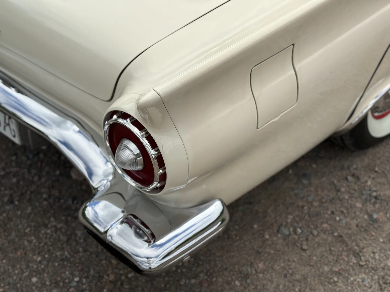 Exteriörbild på 1957 Ford Thunderbird (29)