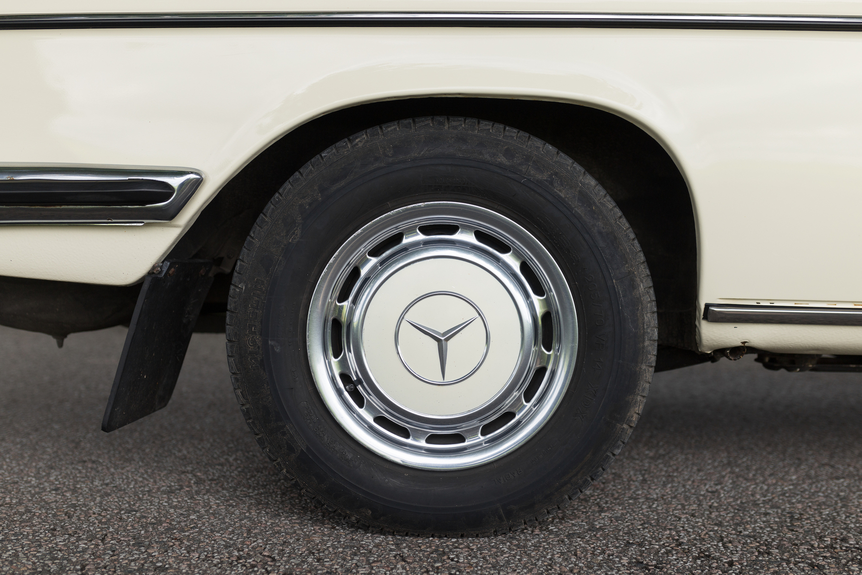 Exteriörbild på 1971 Mercedes 250 C