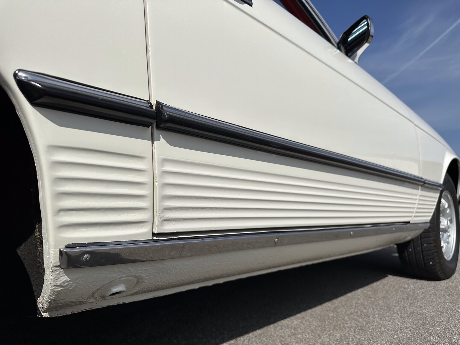 Exterior image of 1972 Mercedes-Benz 350 SL