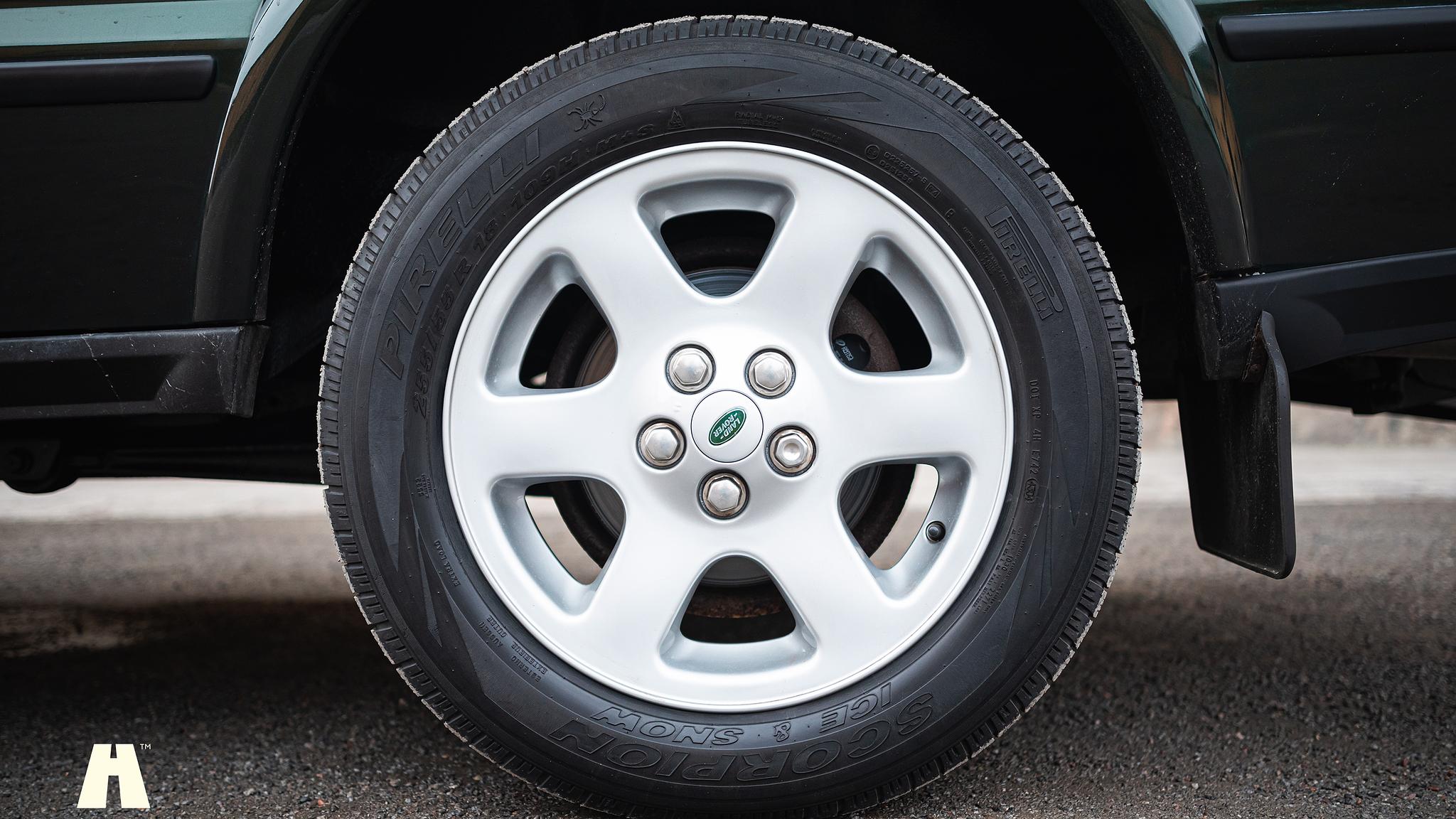 Exterior image of 2003 Land Rover Discovery II, 2003