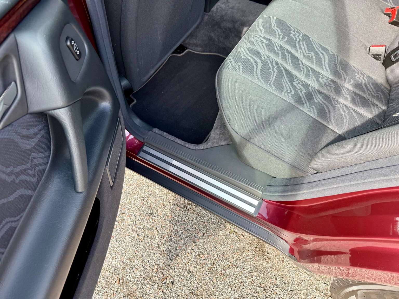 Innenraumfoto von 1997 Mercedes-Benz E 290 TD (35)