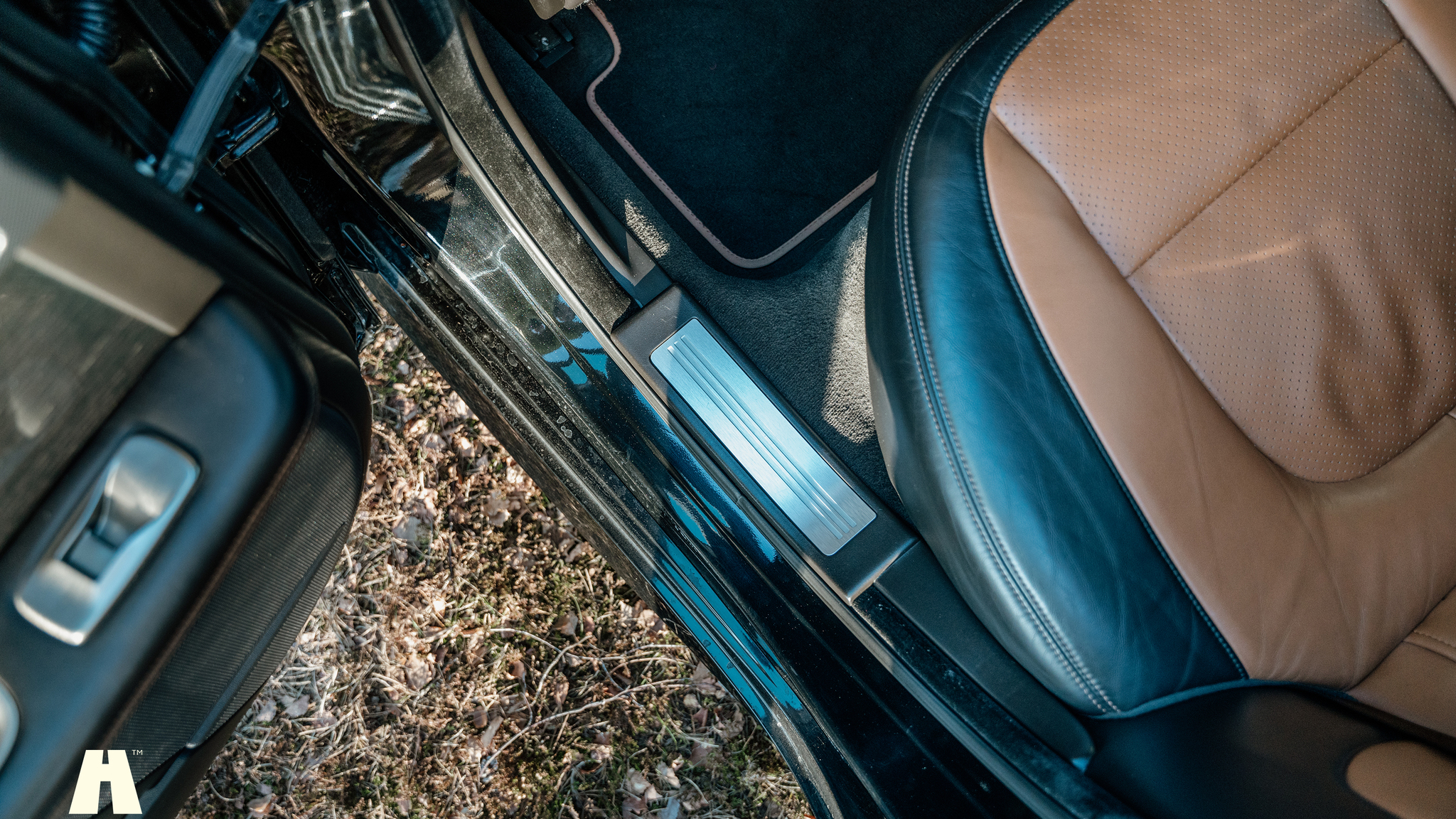 Interior image of 2010 Jaguar XFR (29)