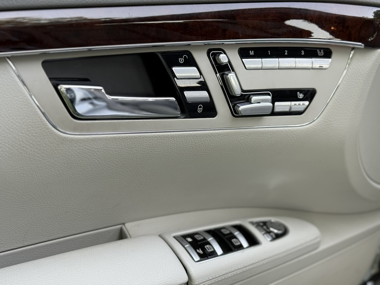 Interior image of 2011 Mercedes-Benz S 500 4MATIC 