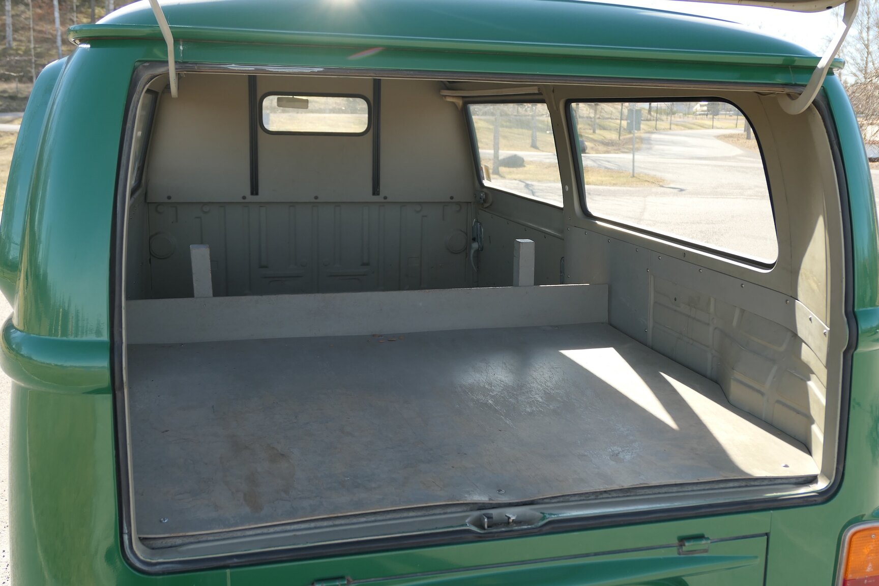 Interiörbild 1975 Volkswagen Transporter 1600 Minibuss