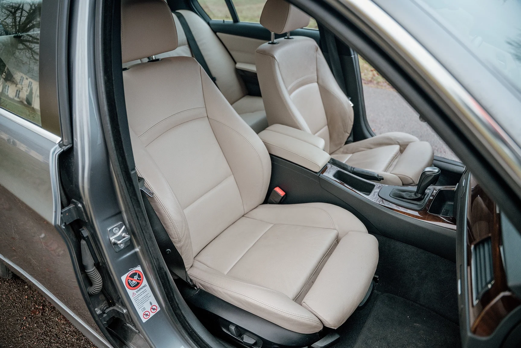 Innenraumfoto von 2010 BMW 325i Sedan (4)