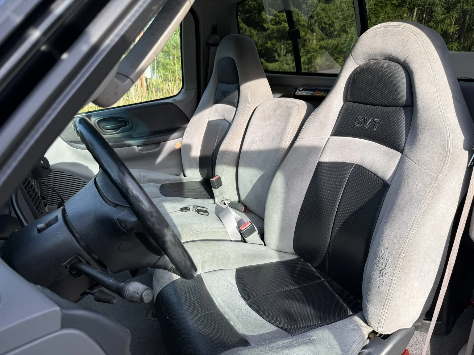 Interior image of 2002 Ford F-150 SVT Lightning (33)