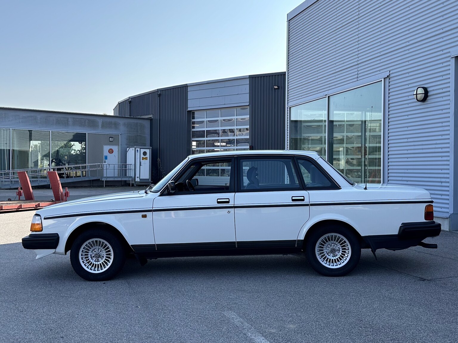 Exteriörbild på 1991 Volvo 240 GLT