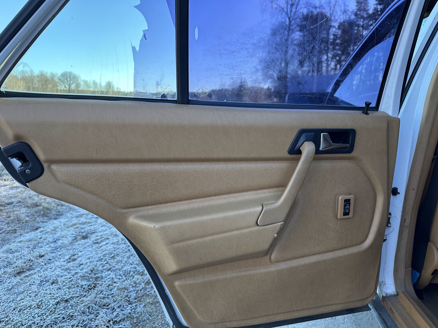 Innenraumfoto von 1988 Mercedes-Benz 190 E 2.3 (24)