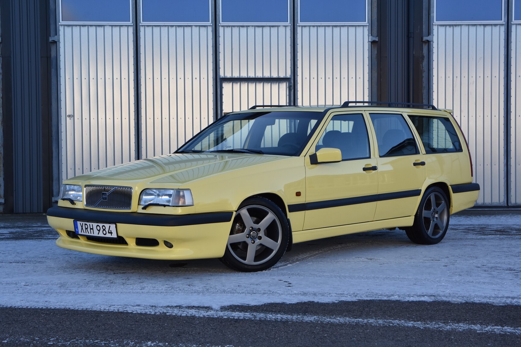 Exterior image of 1995 Volvo 850 T-5R Kombi