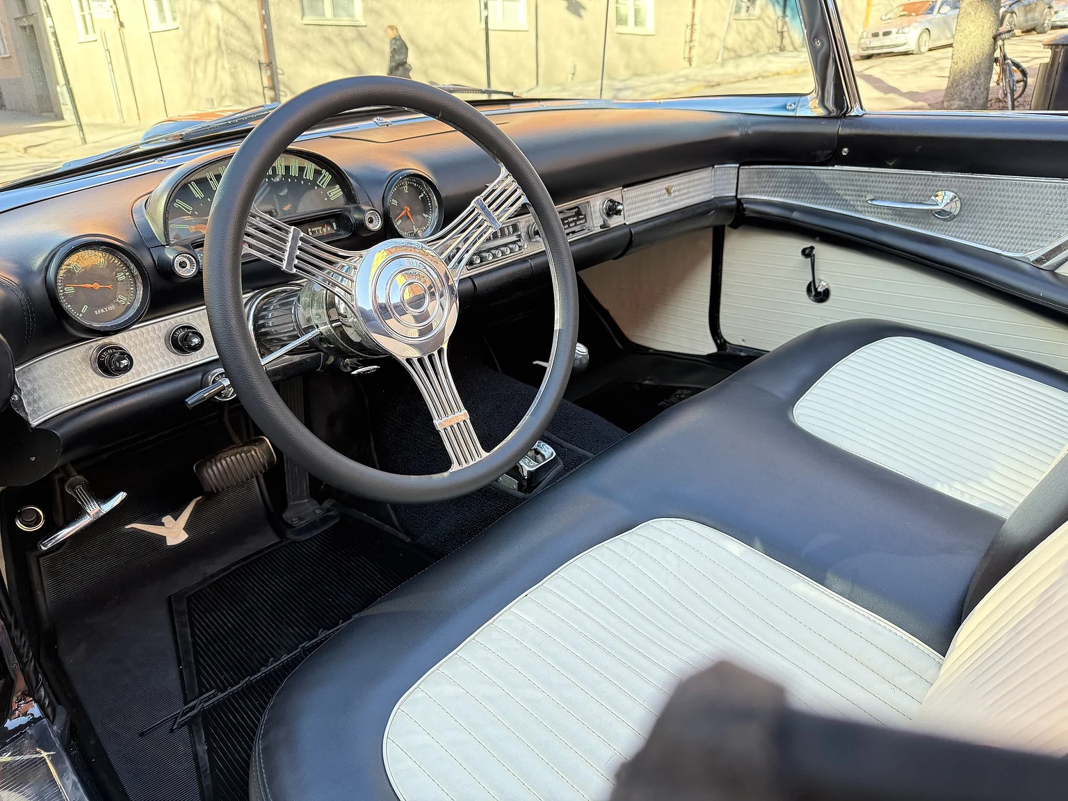 Interiörbild 1955 Ford Thunderbird (2)