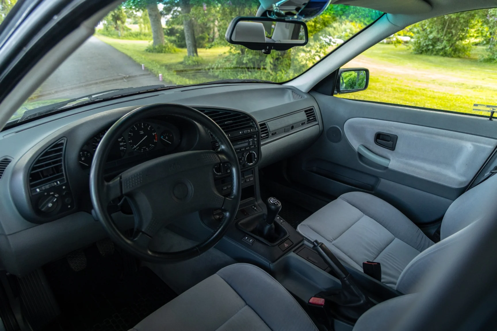 Innenraumfoto von 1994 BMW 318i - NO RESERVE (2)