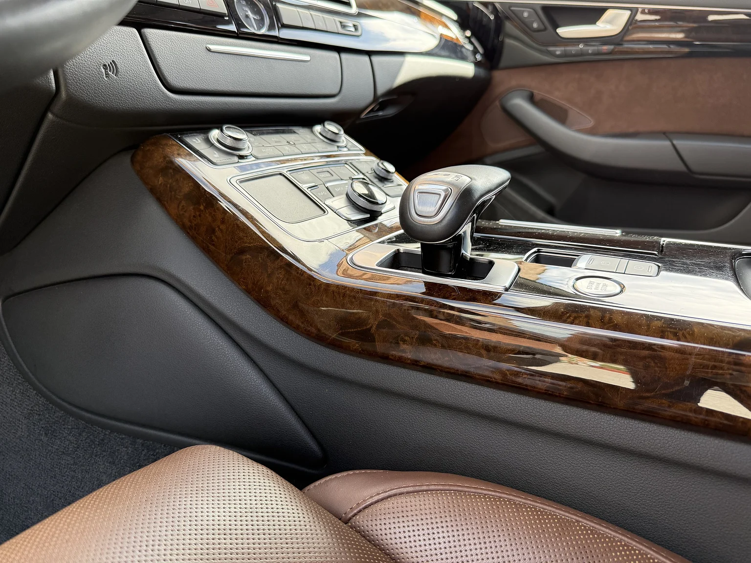 Innenraumfoto von 2014 Audi A8 4.0 TFSI (18)