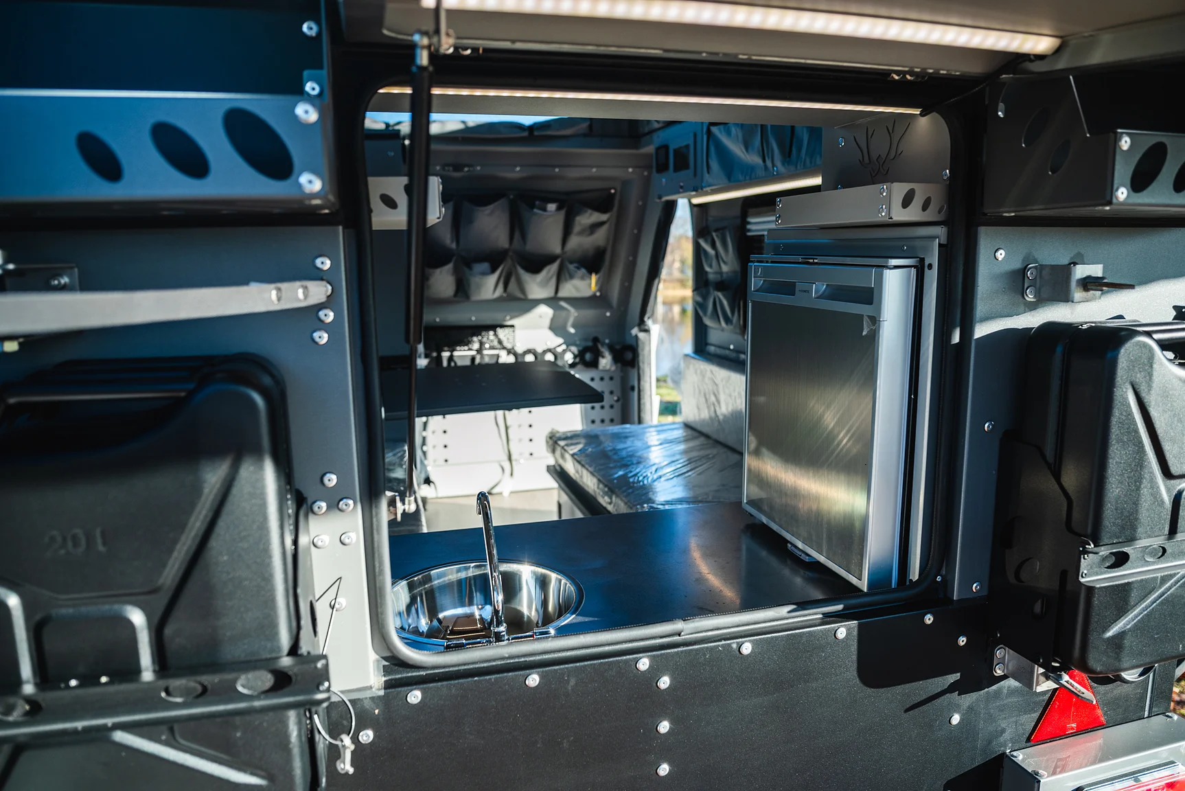 Exterior image of 2025 Northea Trailer Expedition Crawler 458i Offgrid-Camper (73)