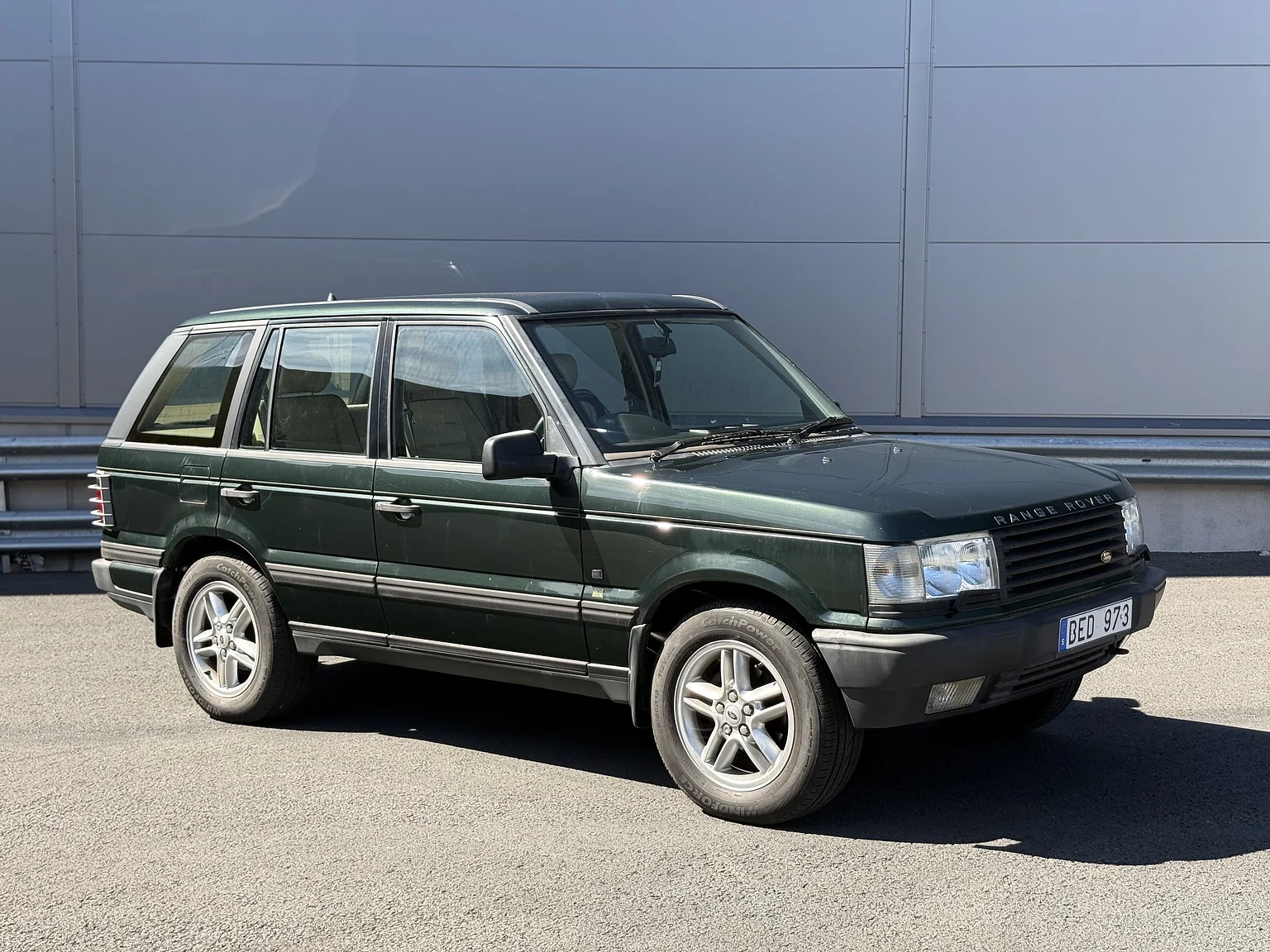 Exterior image of 1998 Land Rover Range Rover P38 (1)