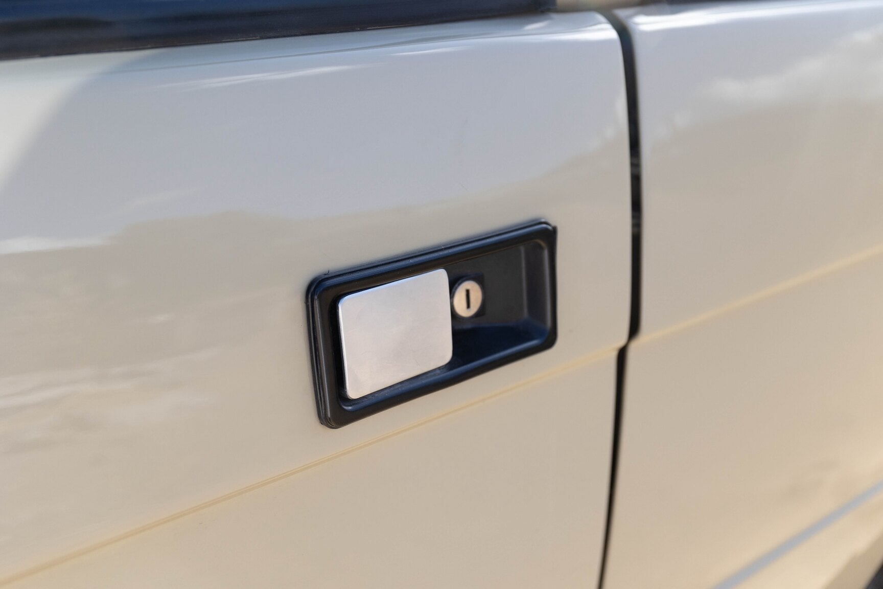 Exteriörbild på 1991 Range Rover Restomod