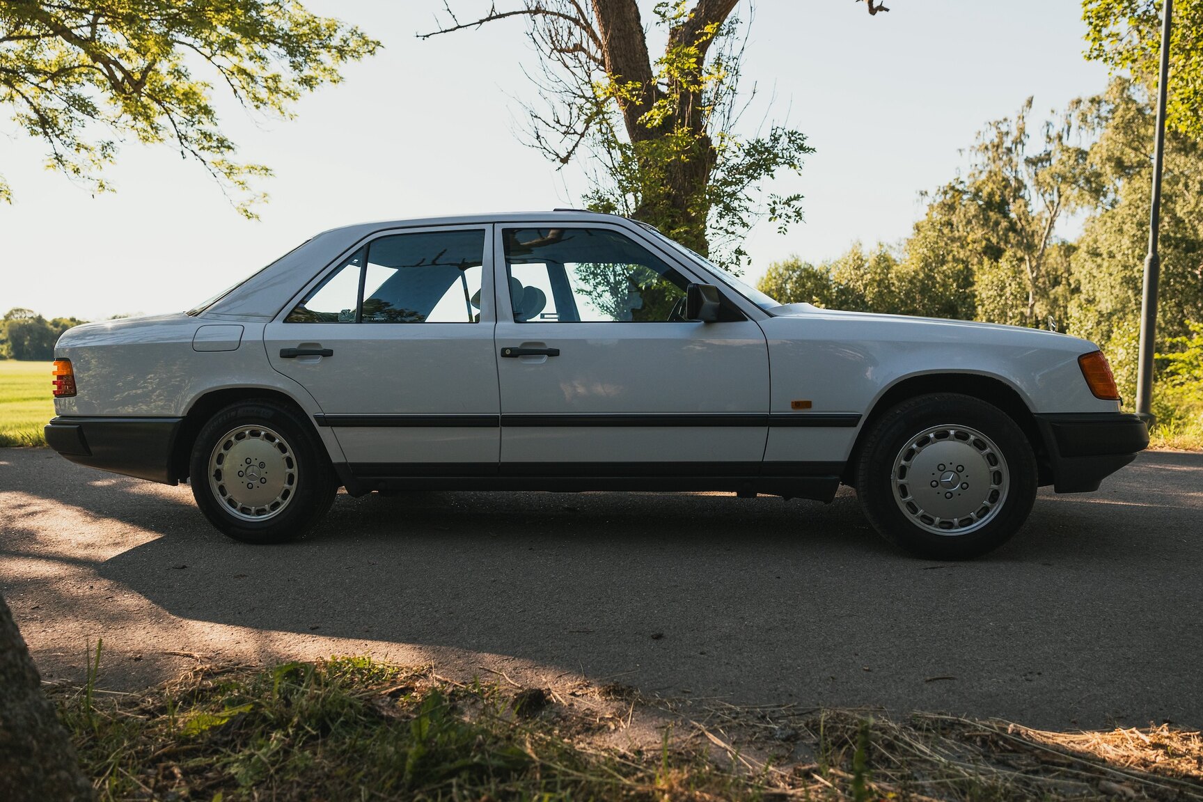 Exteriörbild på 1987 Mercedes-Benz 230E