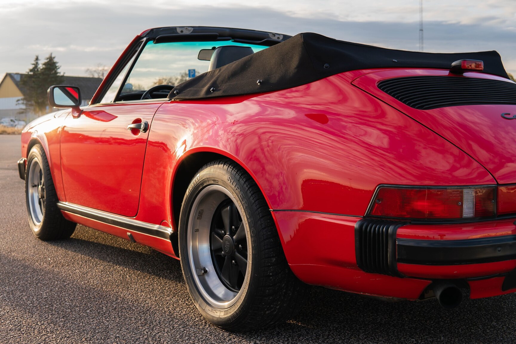 Exteriörbild på 1987 Porsche 911 Carrera Cab 3.2