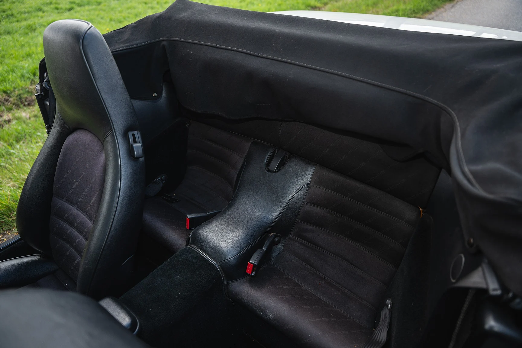 Interior image of 1990 Porsche 944 S2 Cabriolet  (36)
