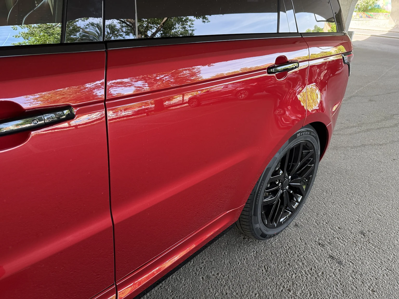 Exteriörbild på 2017 Range Rover Sport SVR (67)