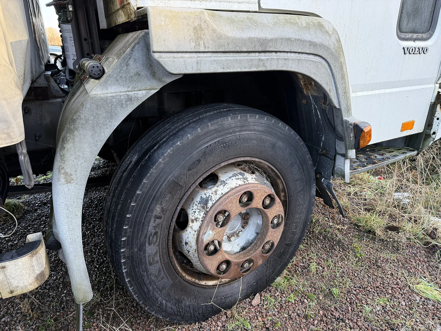 Exteriörbild på 2000 Volvo FL6 4x2 - NO RESERVE (18)