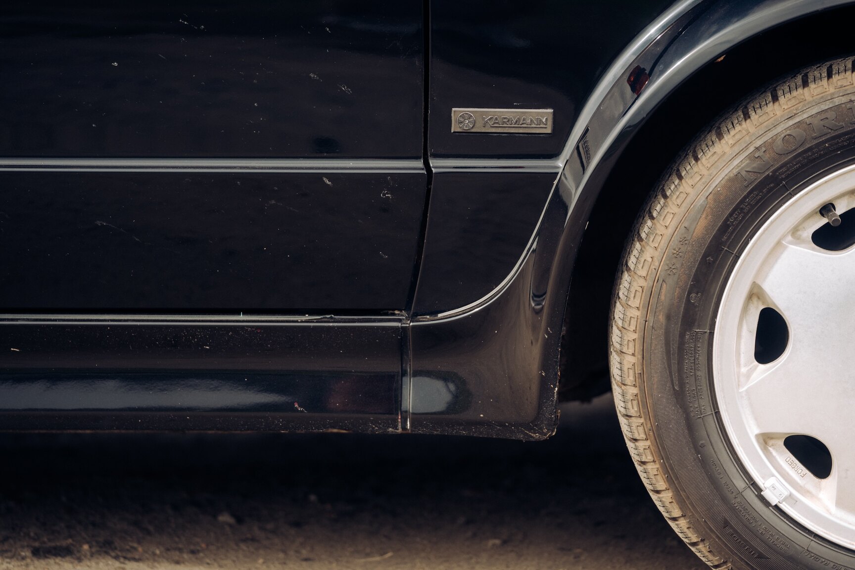 Exterior image of 1991 VW Golf Cabriolet "Etienne Aigner Edition"