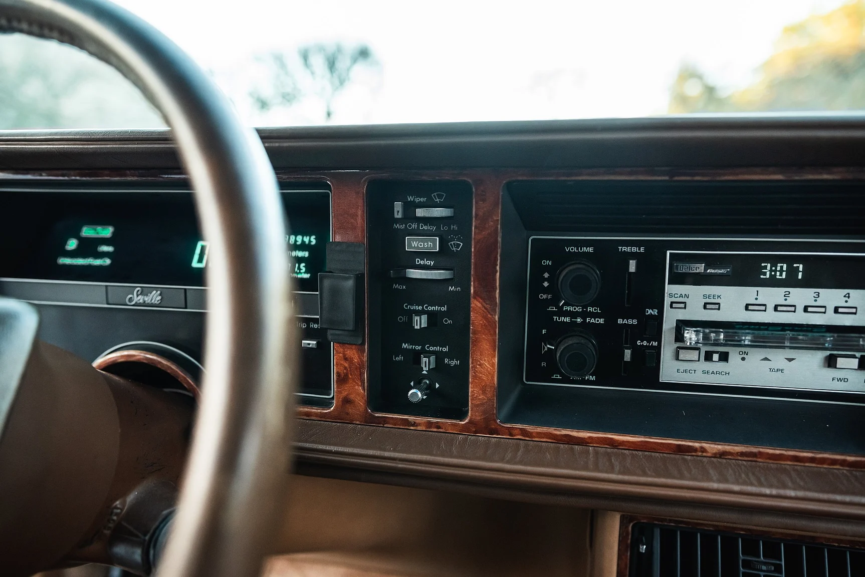 Interior image of 1989 Cadillac Seville (16)