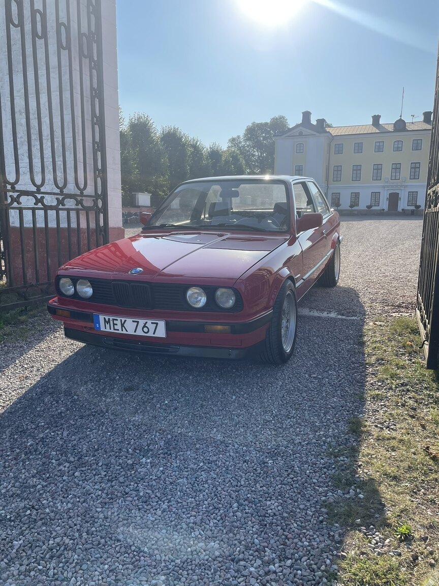 Exterior image of 1987 BMW 320i