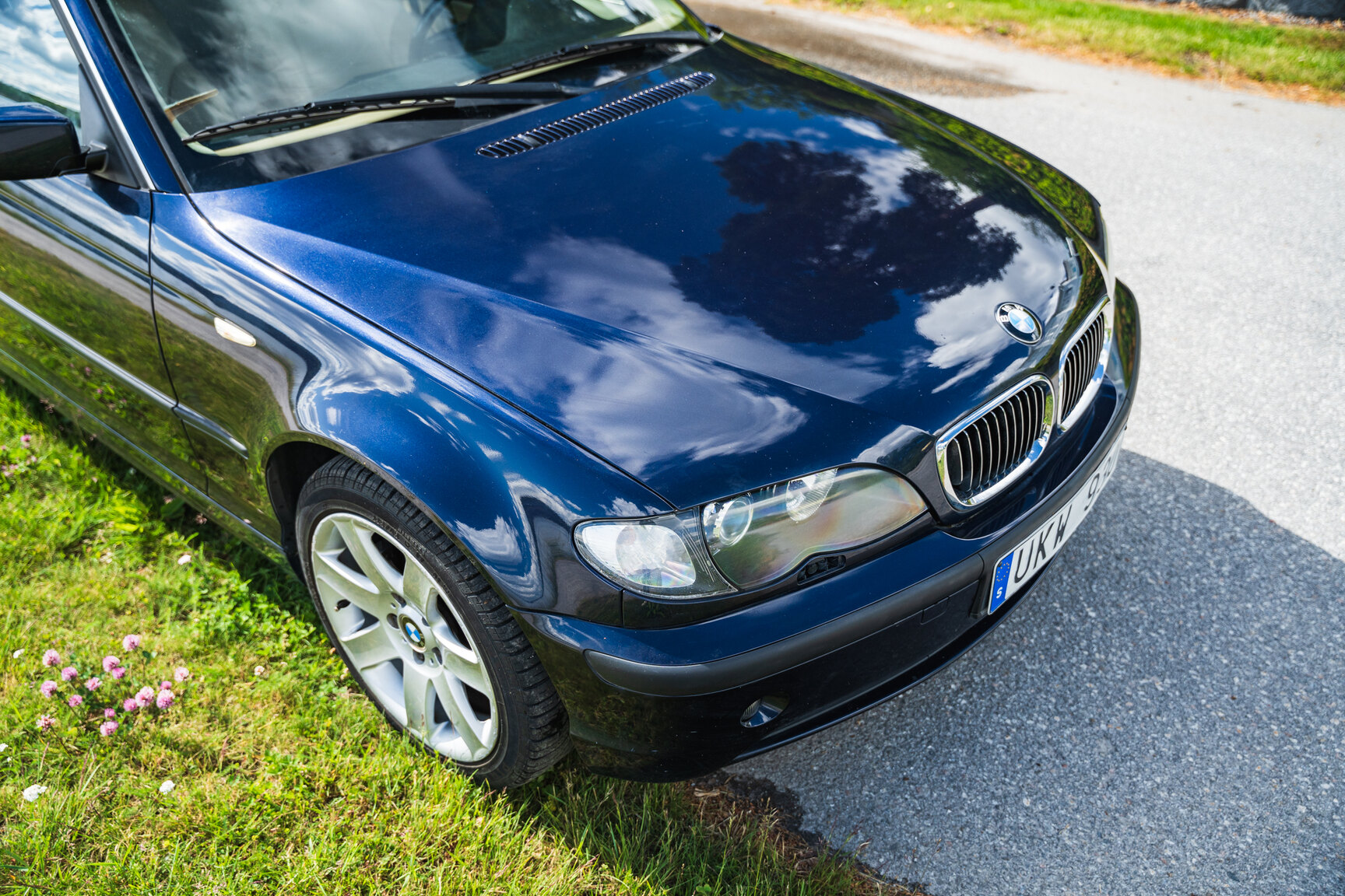 Exterior image of 2003 BMW 320i Touring