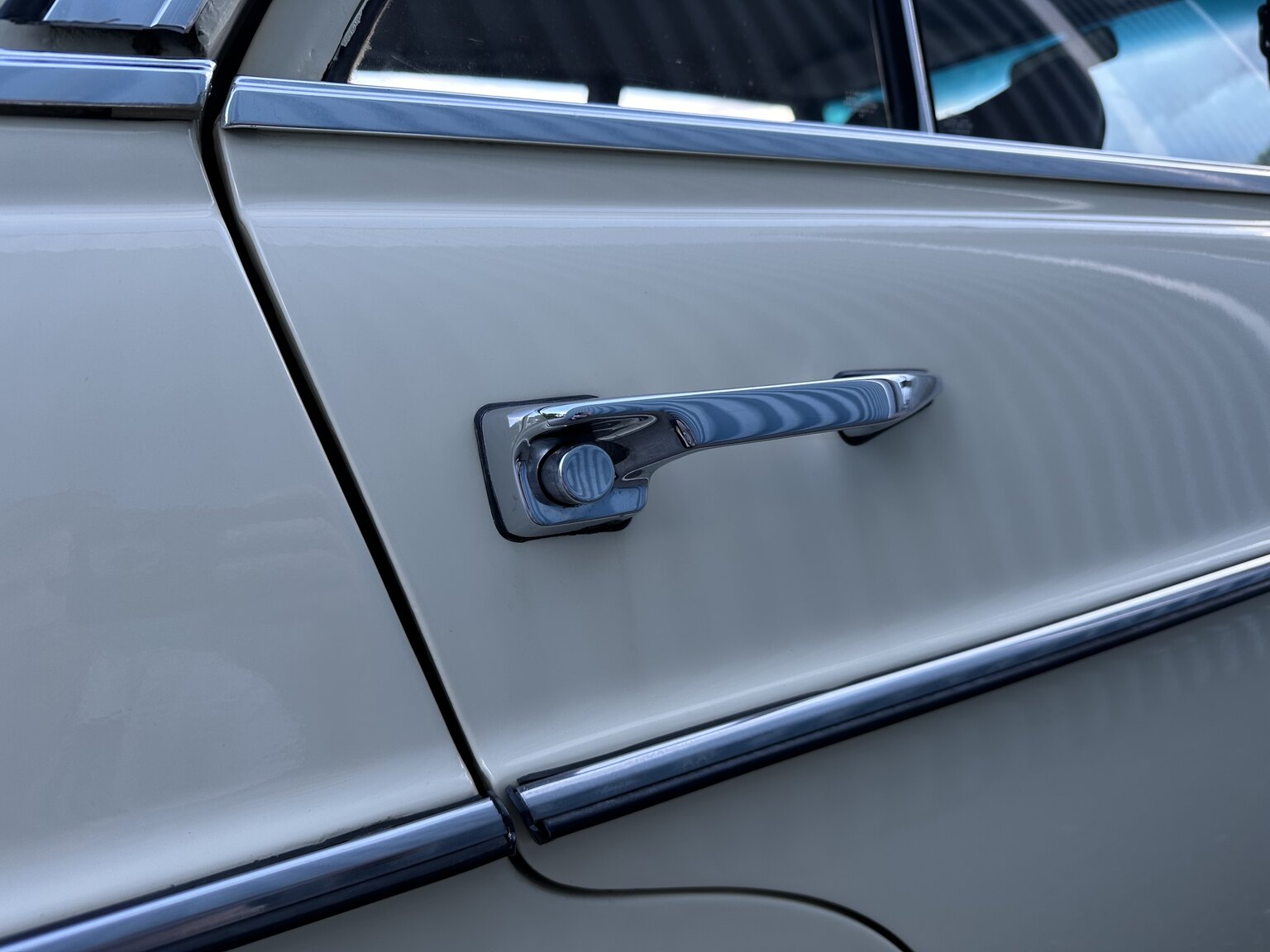 Exteriörbild på 1974 Mercedes Benz 230.6