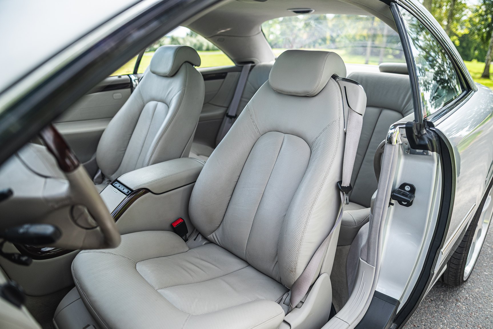 Interior image of 2000 Mercedes-Benz CL 500