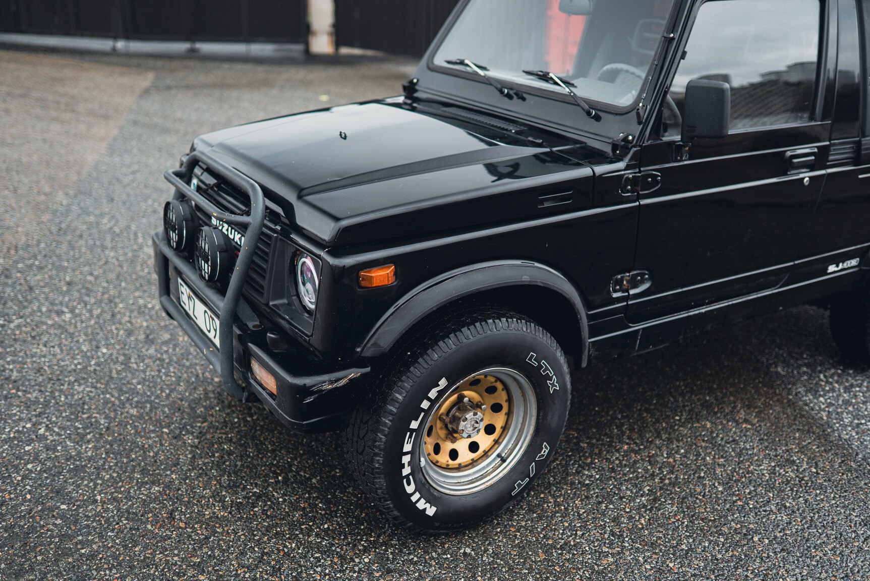 Exterior image of 1987 SUZUKI SJ 413 W Samurai 