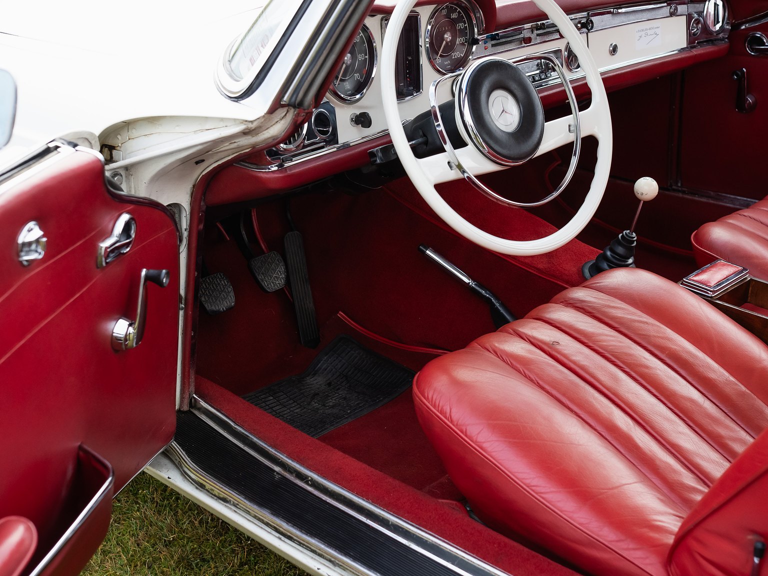 Interiörbild 1966 Mercedes-Benz 230 SL "Pagoda"