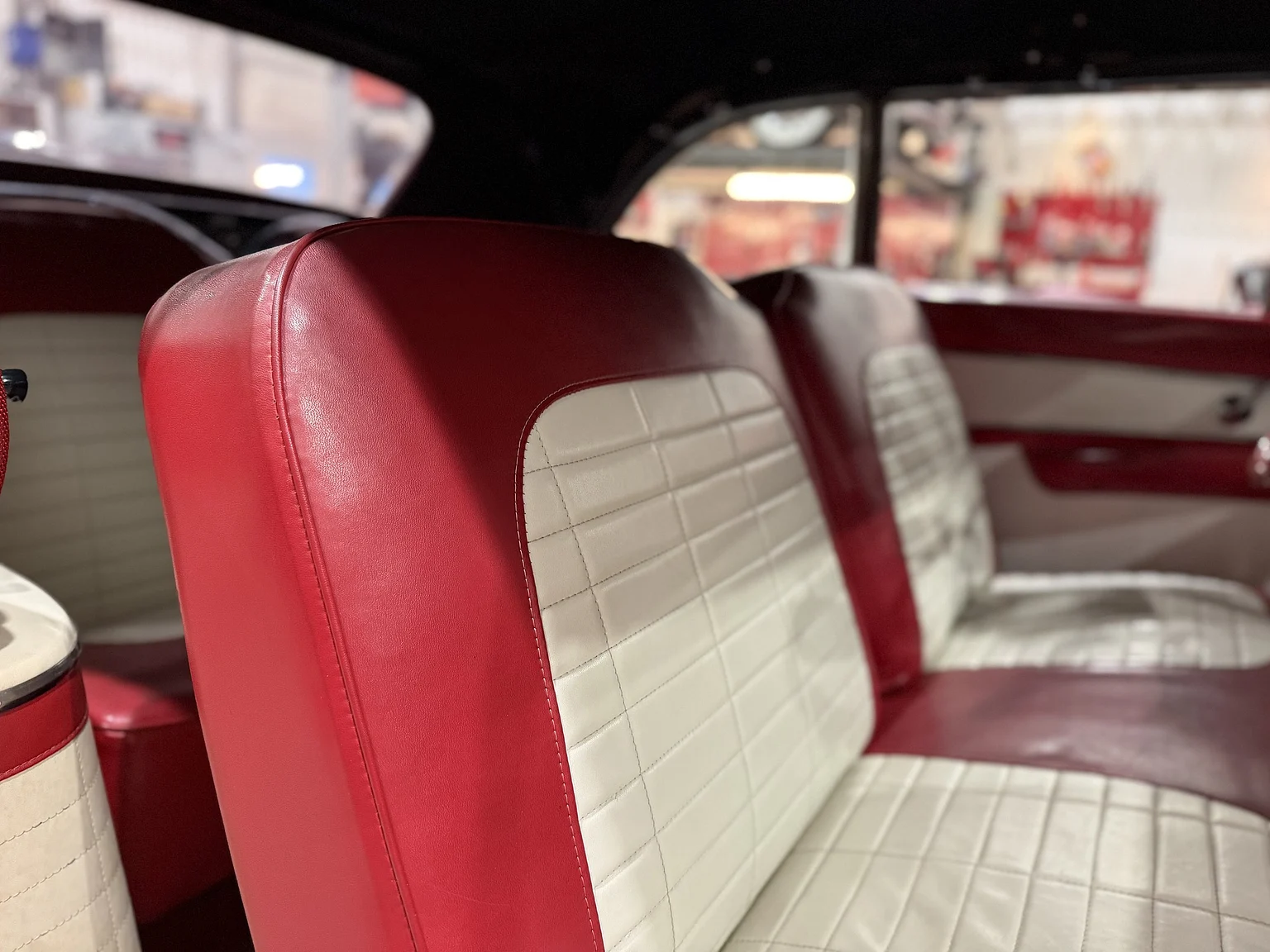 Innenraumfoto von 1956 Ford Fairlane Sunliner V8 5.1 (43)