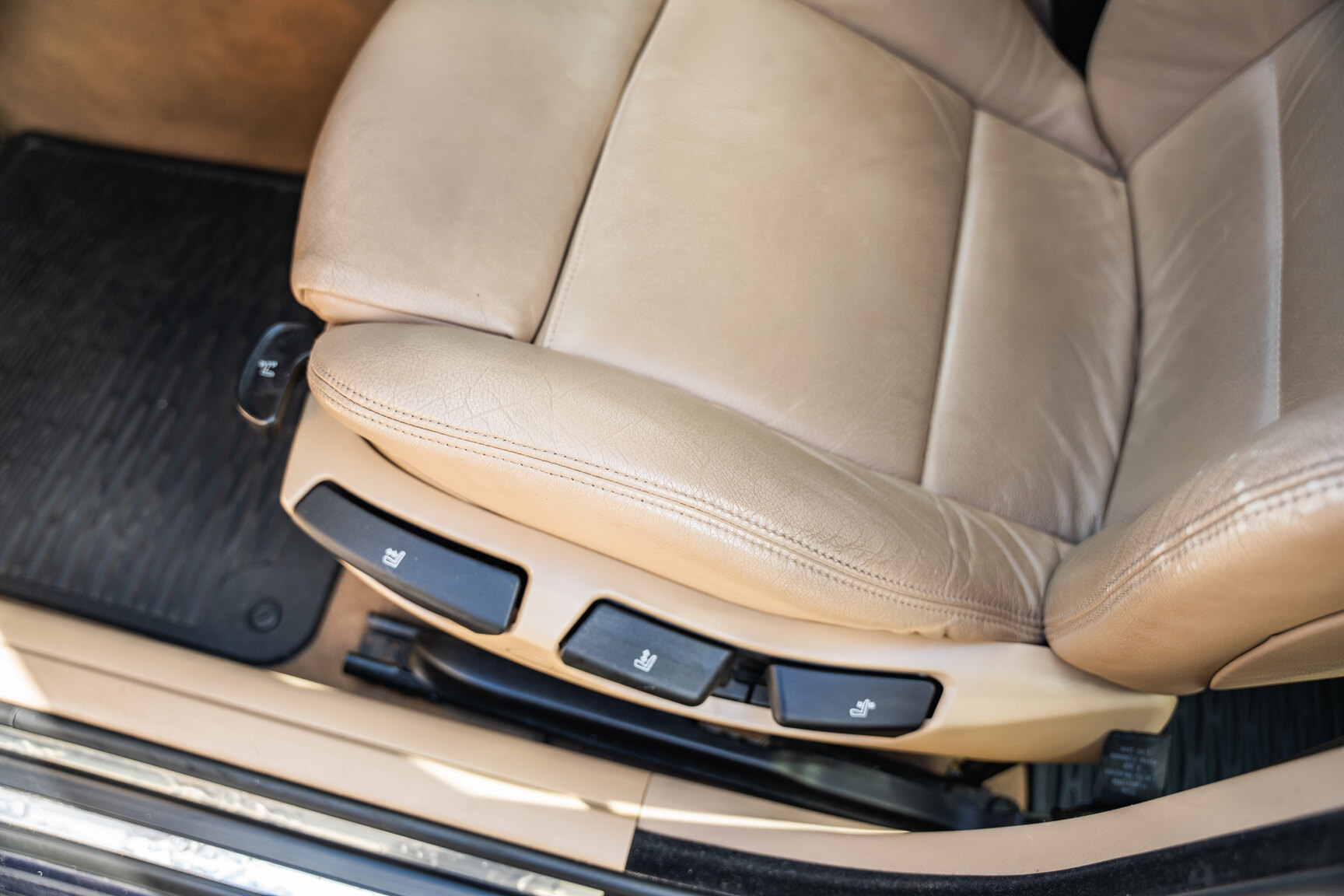 Interior image of 2003 BMW 320i Touring