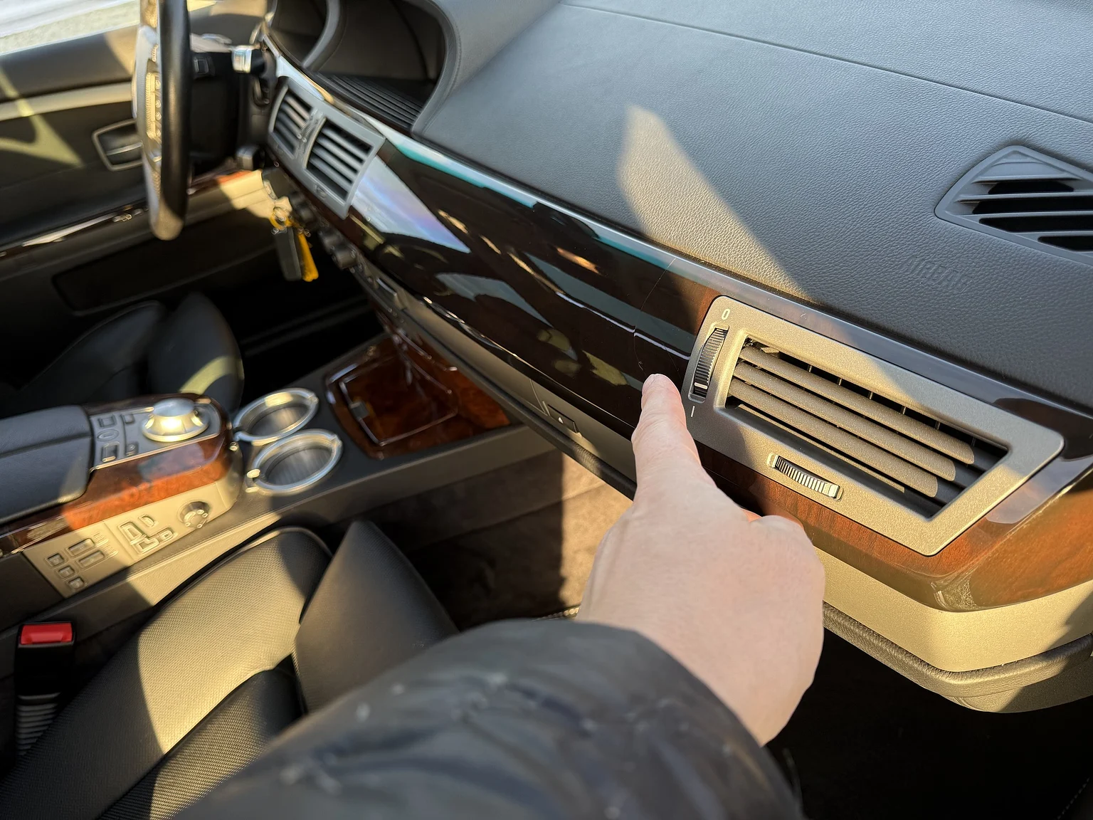 Interior image of 2003 BMW 760i (14)