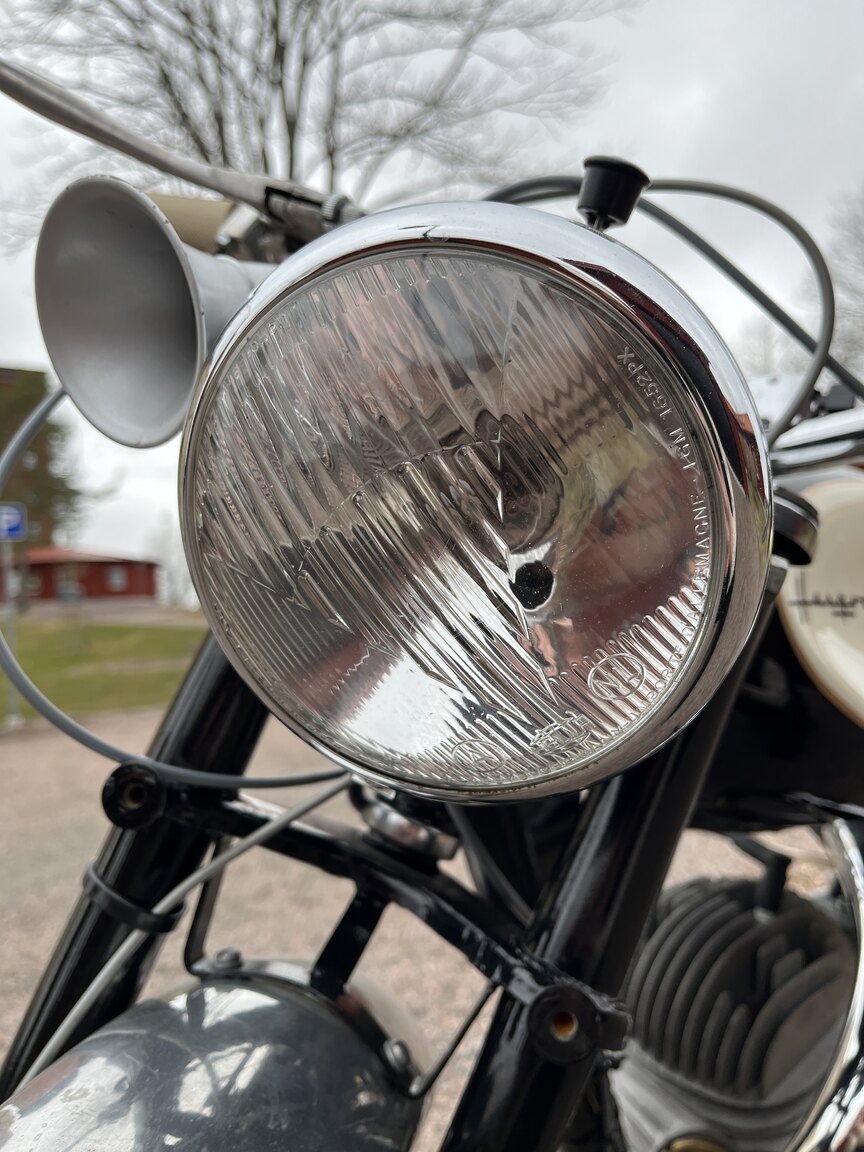 Exteriörbild på 1958 Husqvarna 283 "Guldpilen"