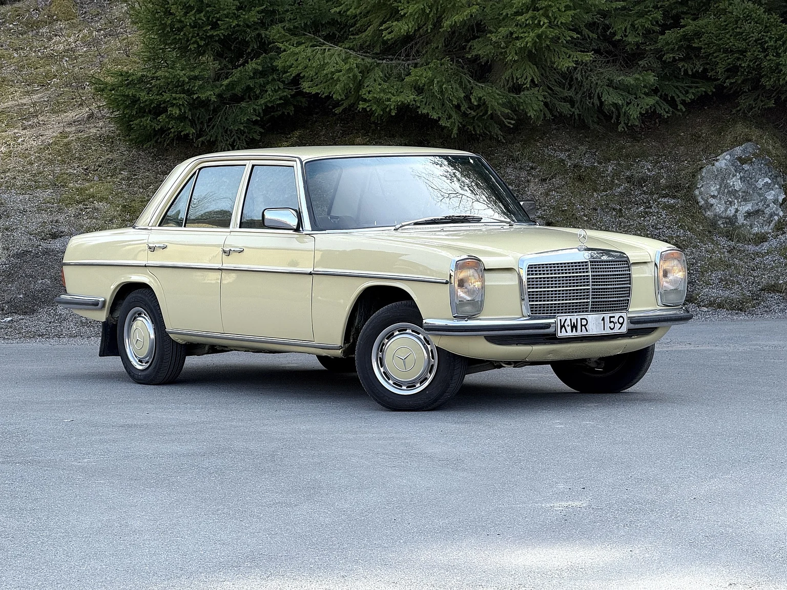 Exteriörbild på 1974 Mercedes-Benz 230 Automatic (1)