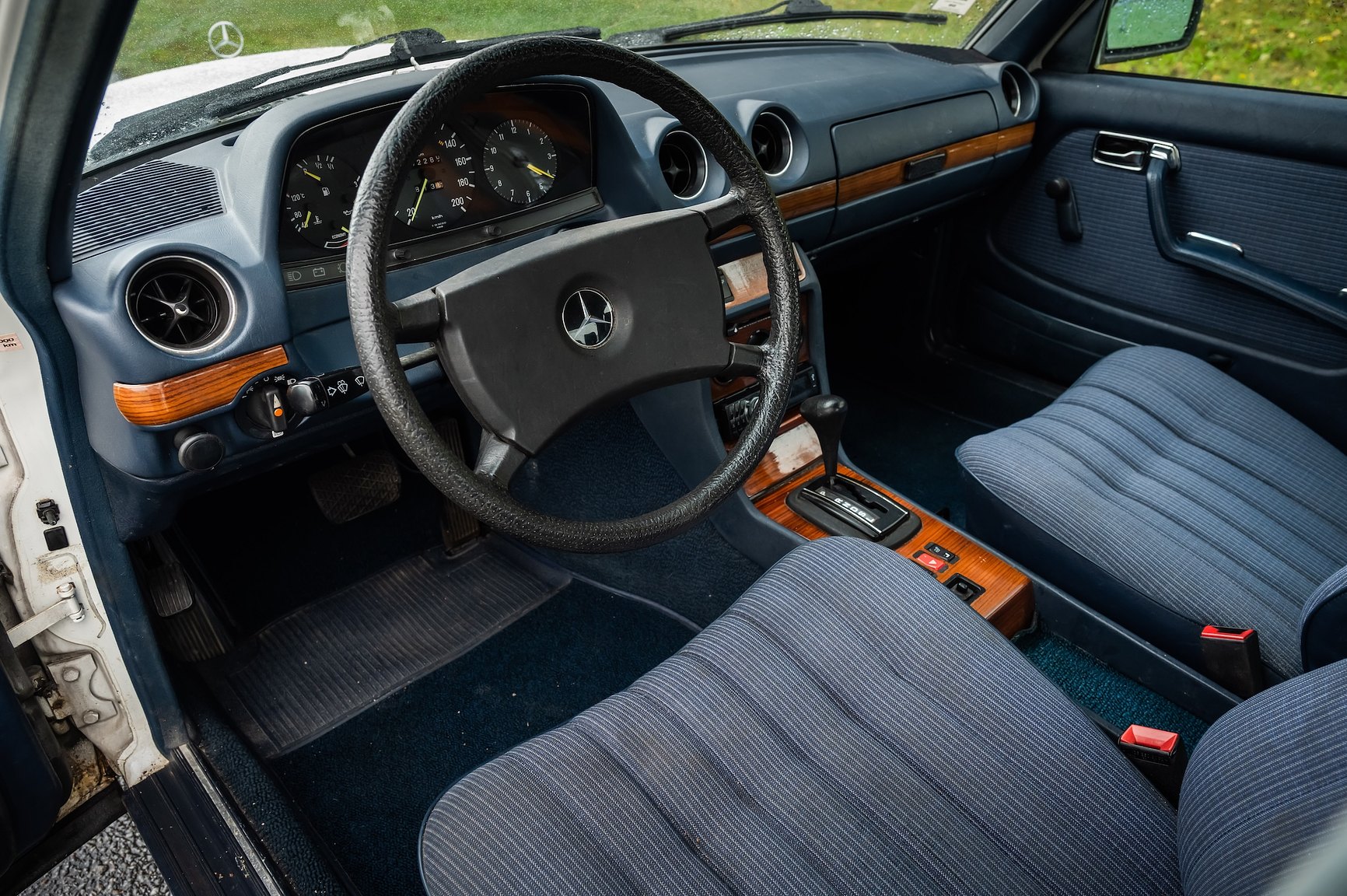Interior image of 1985 Mercedes-Benz 200 Automatic