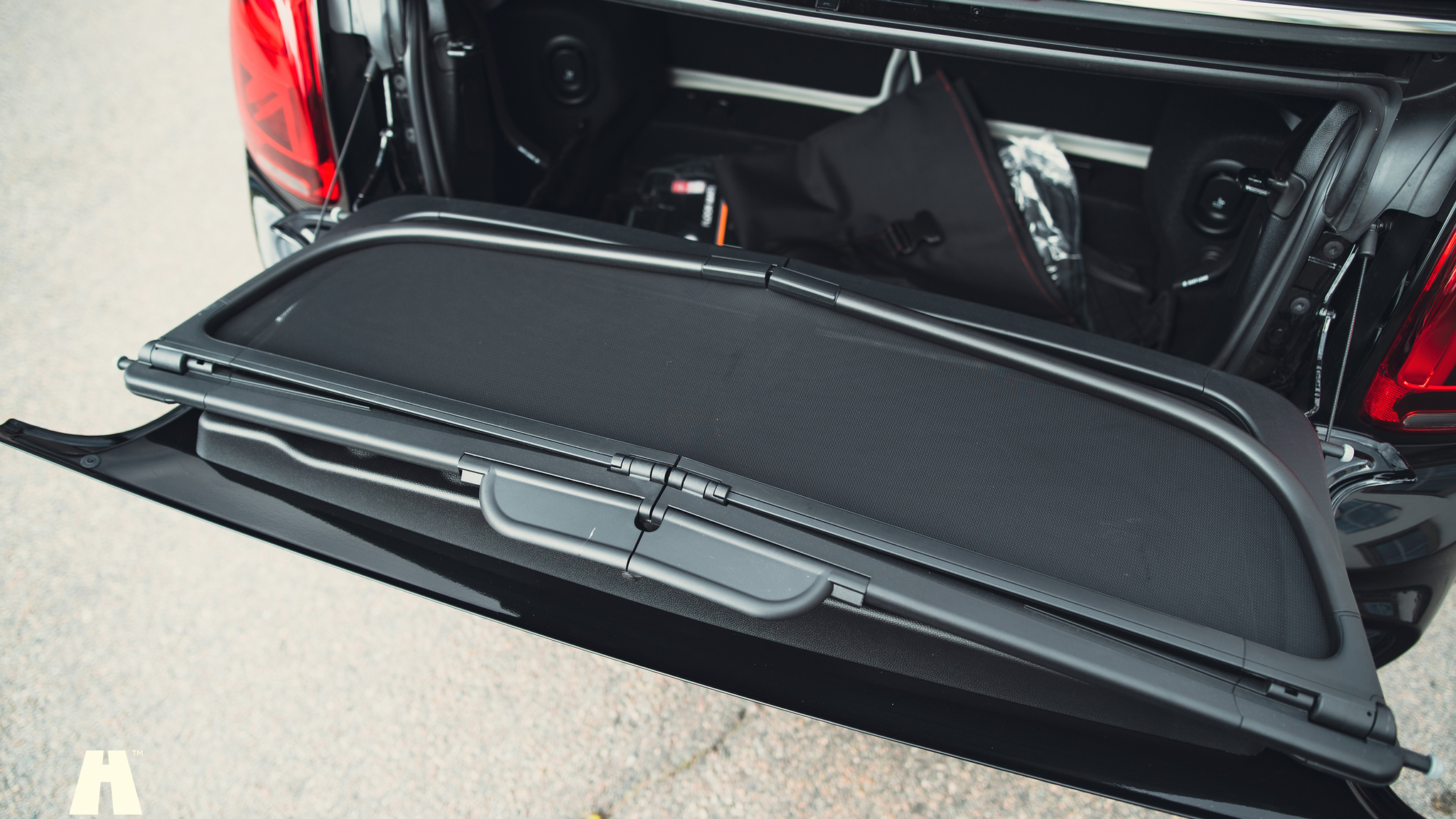 Innenraumfoto von 2021 Mini John Cooper Works Cabriolet  (80)