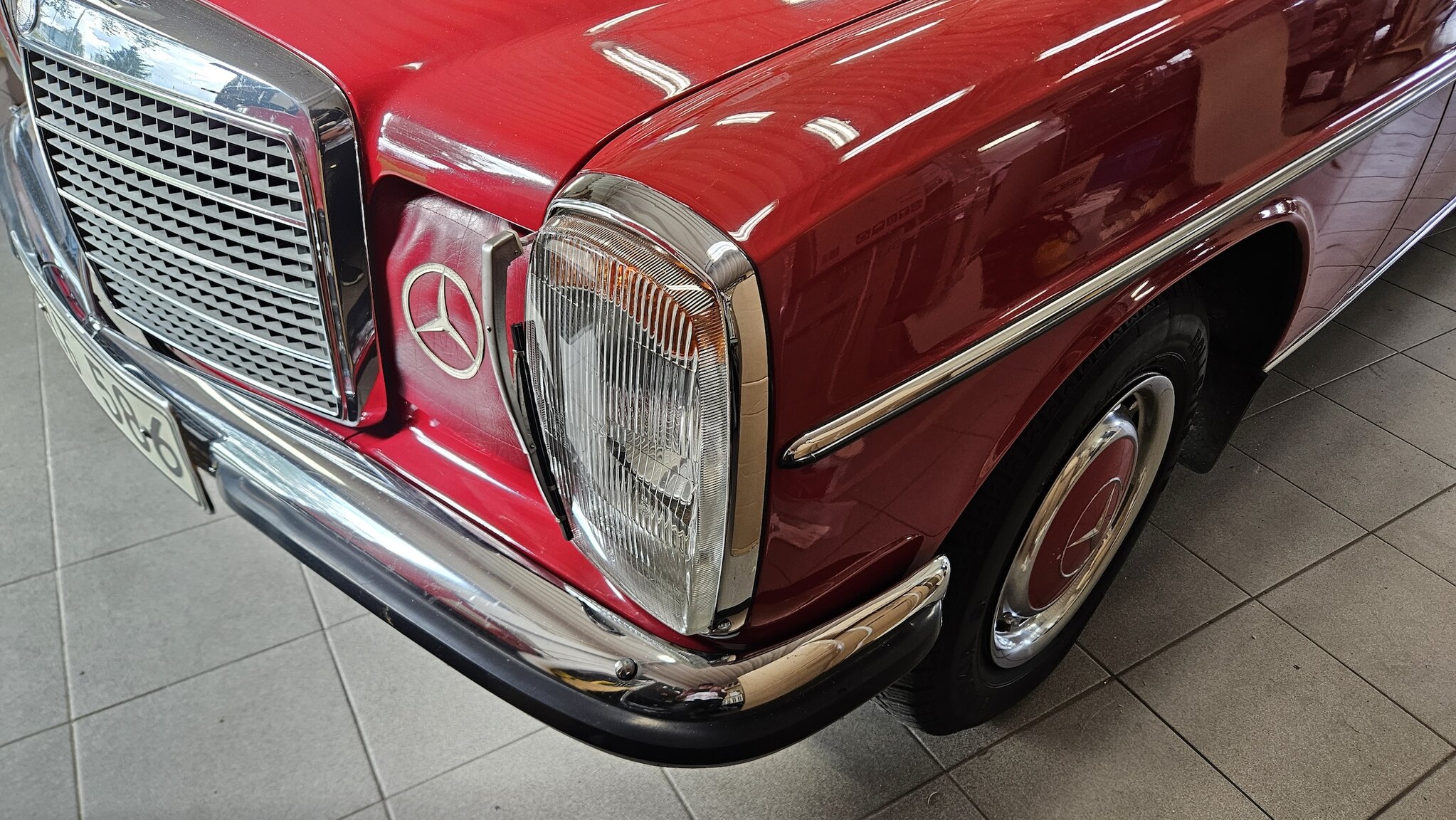 Exteriörbild på 1975 Mercedes-Benz 200