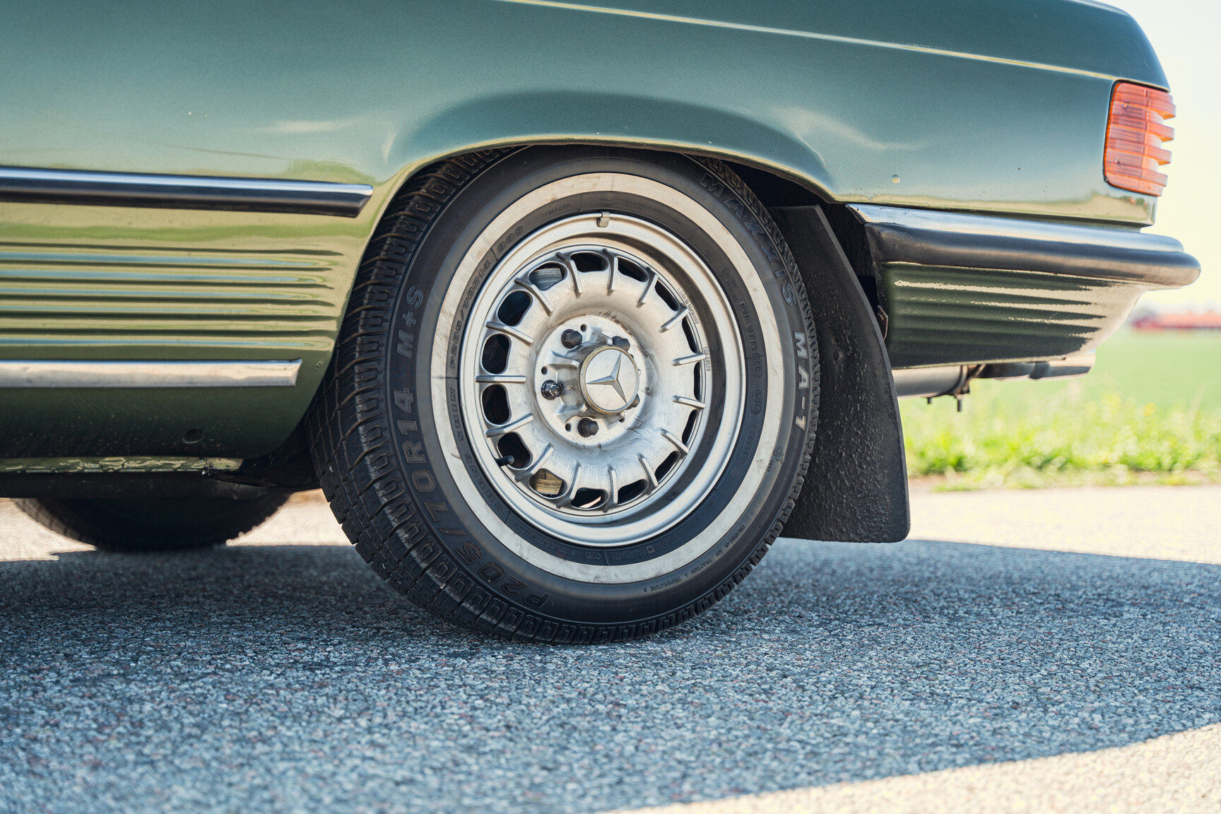 Exterior image of 1976 Mercedes-Benz 450 SLC (28)