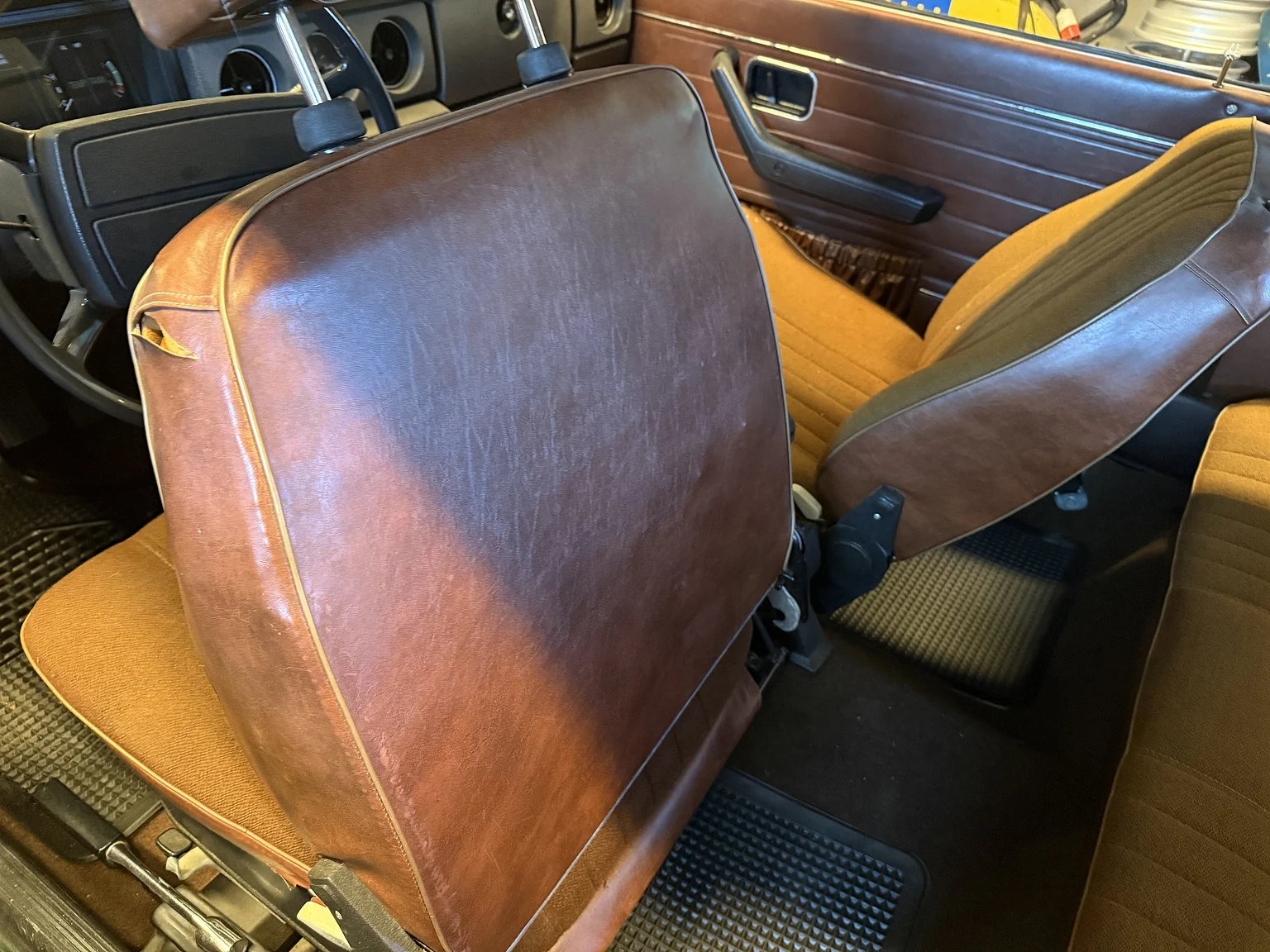 Innenraumfoto von 1973 Volvo 142 2.0 Deluxe (21)