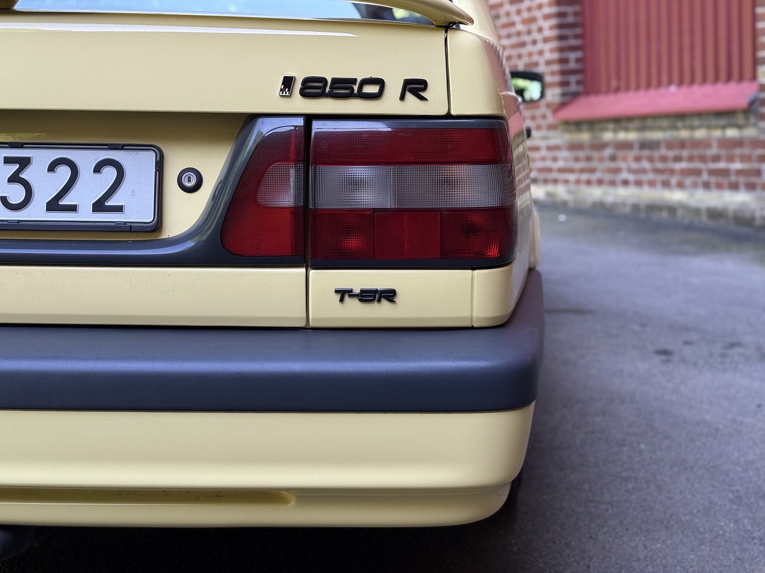 Exterior image of 1995 Volvo 850 T-5R