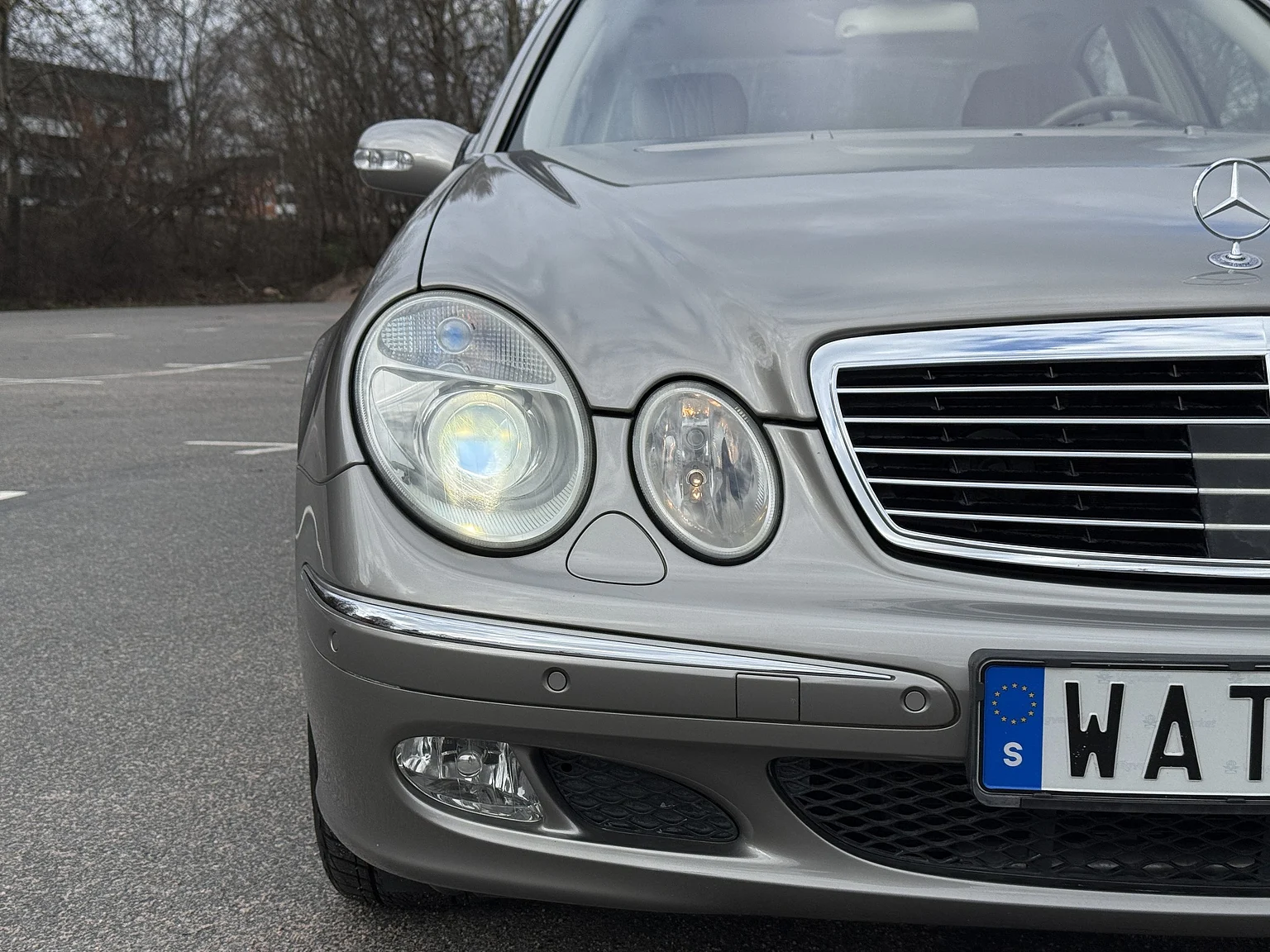 Exteriörbild på 2004 Mercedes-Benz E 500 7G-Tronic (9)