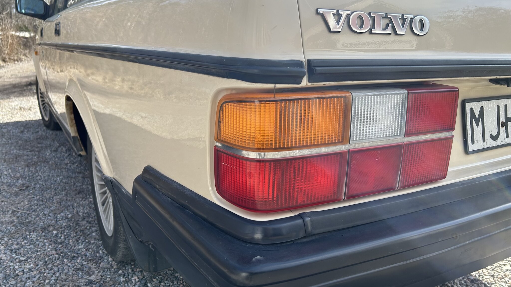 Exterior image of 1987 Volvo 244