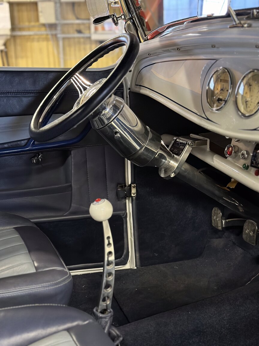 Interiörbild 1932 Custom Ford Rod White Ice
